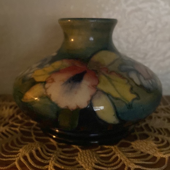 Moorcroft Orchid Pattern Sqaut Vase made in England - Picture 5 of 8